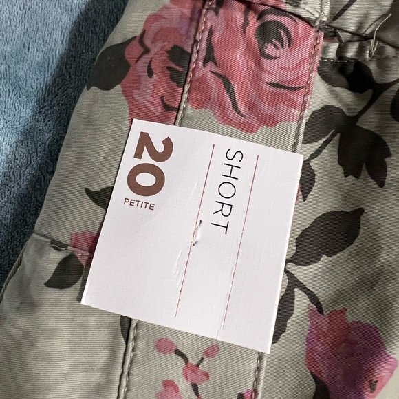 Super Cute Floral Plus Size Shorts - Picture 6 of 6